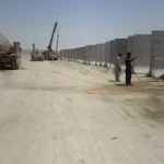 نصب دیوار پیش ساخته با جرثقیل در پروژه عمرانی